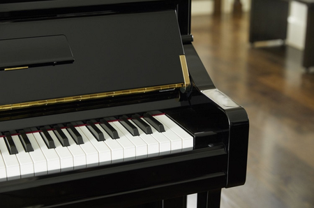 YAMAHA U1 UPRIGHT PIANO - POLISHED EBONY